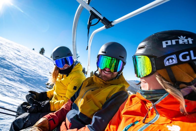 Tre personer i skiheis - illustrasjonsbilde til artikkel om å beskytte huden i påskesolen
